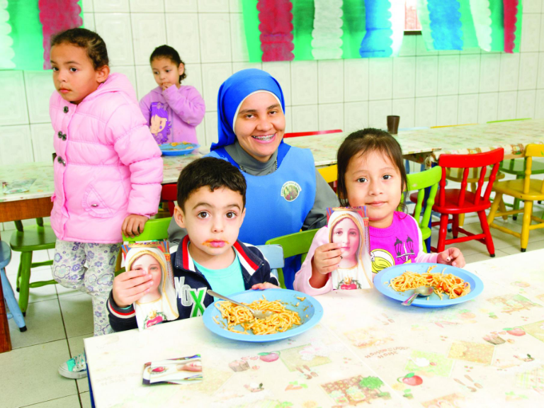 Irmãs Servidoras recebem auxílio para evangelizar e cuidar de crianças carentes de Santo Amaro - Salvai-me Rainha